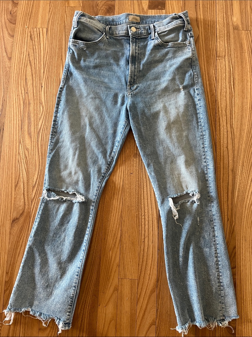 MOTHER Light Blue Distressed jeans. 32
The hustler ankle chew